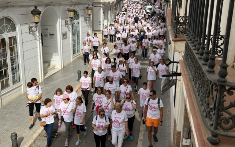 Nerja camina en apoyo a la lucha contra el cáncer de mama